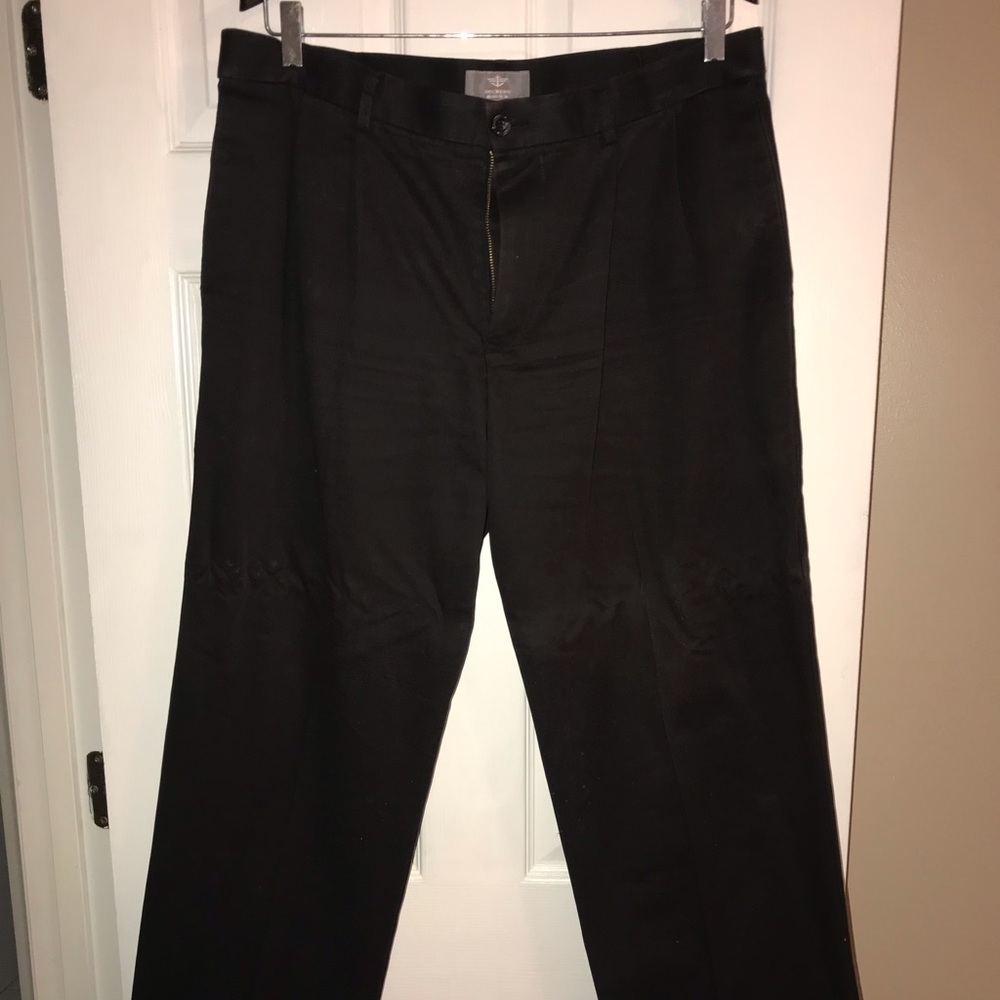 Like new Men’s Dockers Relaxed fit 36x34 pants